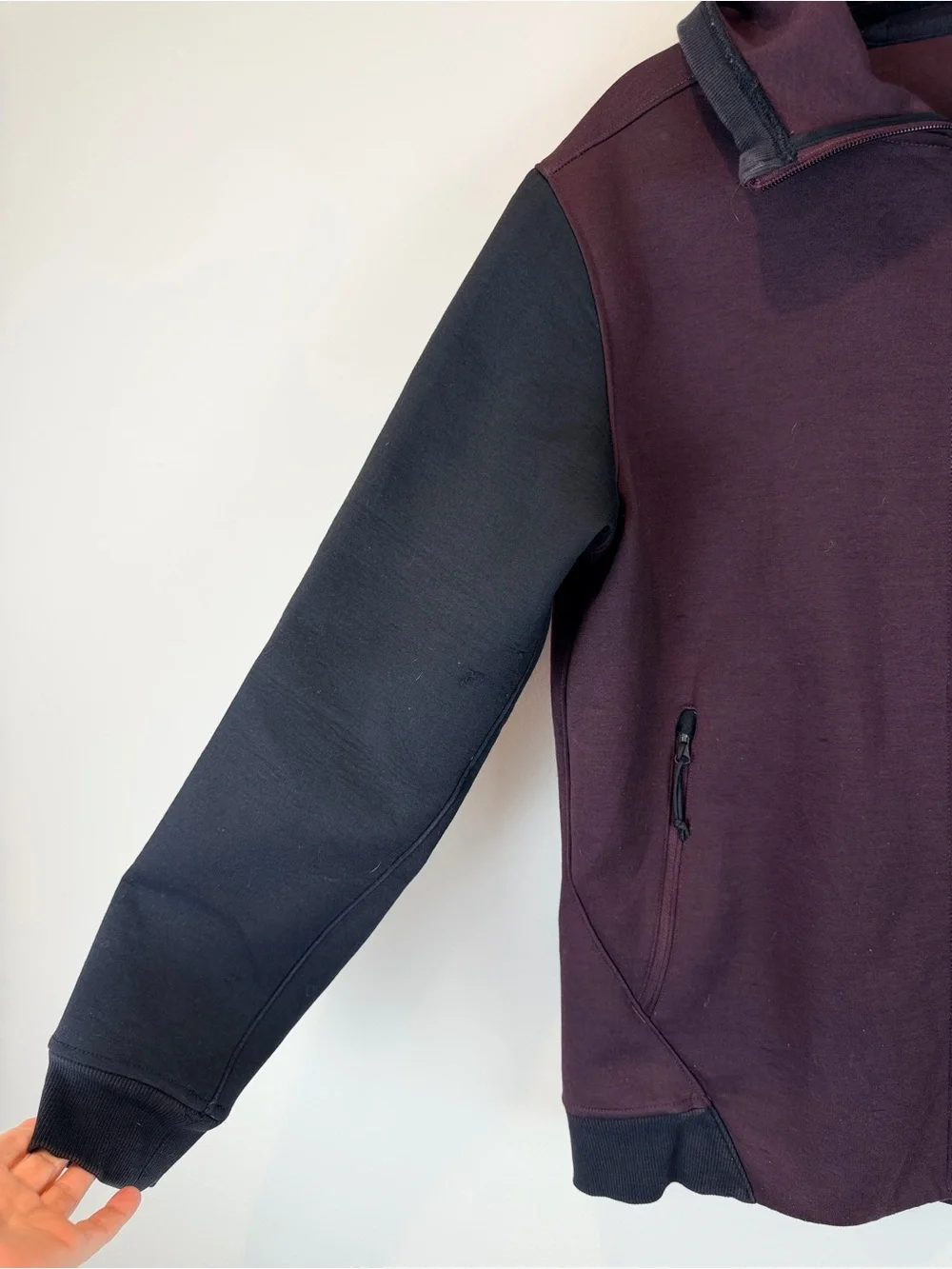 The North Face Men’s Full-Zip Hooded Jacket in Burgundy and Black Medium